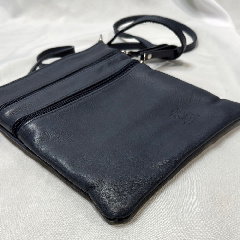 Vera Pelle Navy Blue Genuine Leather Crossbody Bag with Zippered Pockets - Picture 5 of 15